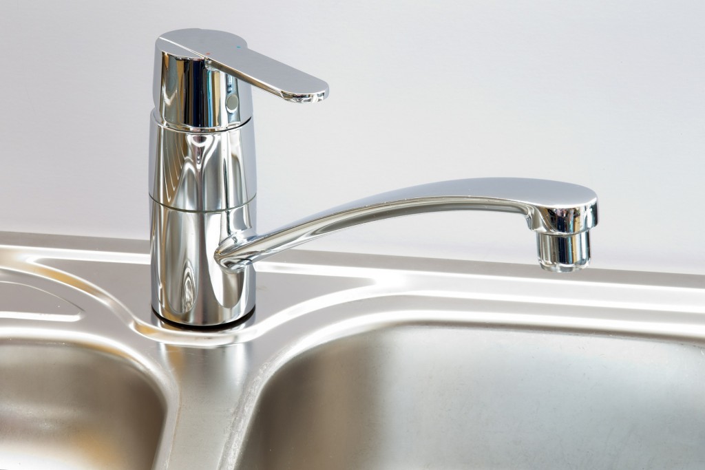 chrome sink with faucet and handle