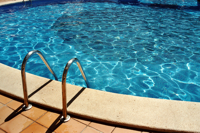 pool-1534215-639x426